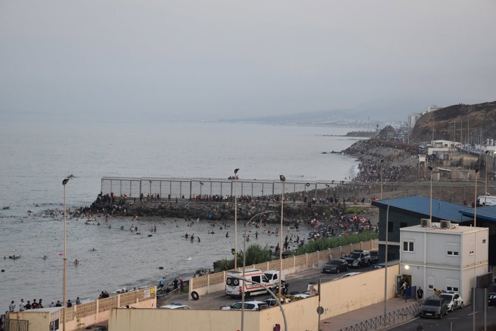 Varias personas llegan a España desde Marruecos, a 30 de julio de 2026, en Ceuta (España). Centenares de personas de origen magrebí han cruzado a lo largo del día de hoy de Ceuta desde Marruecos, a nado y por el espigón.
