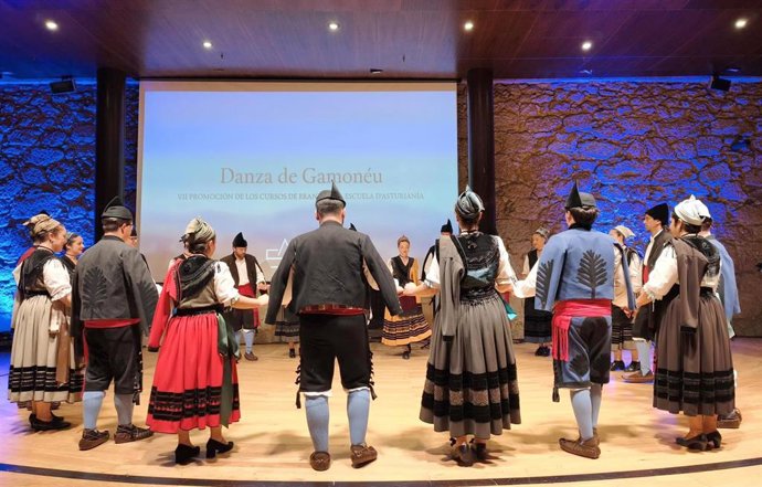 Clausura Escuela de Asturianía.