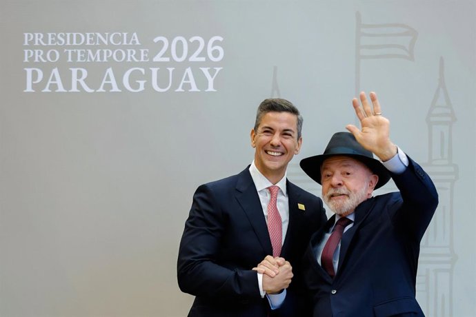 30 June 2026, Paraguay, Asunción: Paraguayan President Santiago Peña (L) greets his Brazilian counterpart, Luiz Inacio Lula da Silva, ahead of of the plenary session of the Mercosur summit. Photo: Ricardo Stuckert/Agencia Brazil/dpa