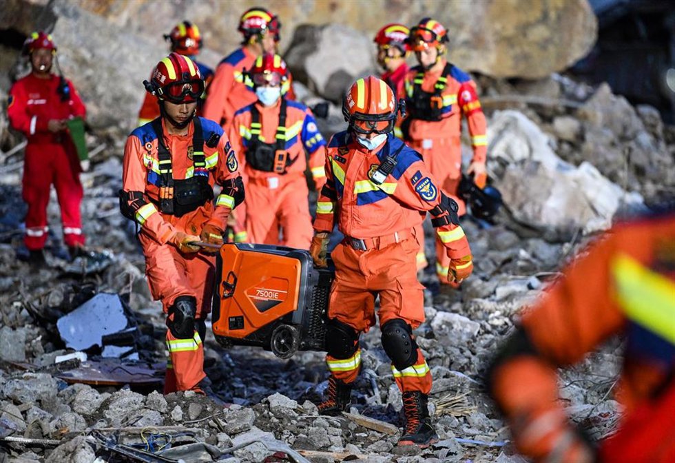 Rescatistas trabajan tras un deslizamiento de tierra en Chongqing, en el centro de China