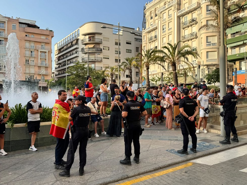 Cientos de ceutíes salen a la calle para protestar contra la entrada masiva desde Marruecos y la gestión de la crisis