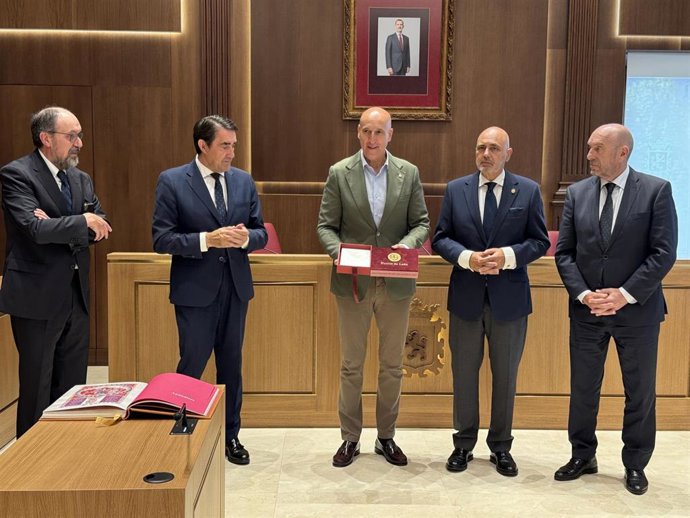 El alcalde de León, José Antonio Diez (centro), en su nombramiento como mantenedor de los Fueros 2026.