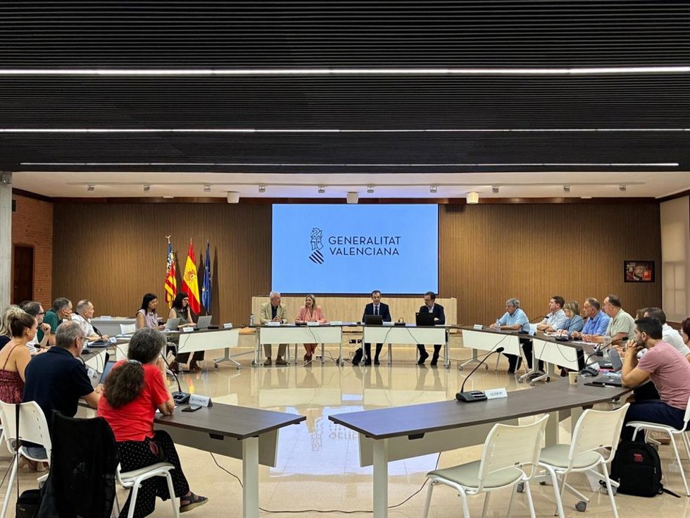 La Conselleria de Educación, Cultura y Universidades ha firmado con las organizaciones sindicales y las patronales de la enseñanza concertada de la Comunitat Valenciana dos acuerdos que contemplan mejoras para los docentes.
