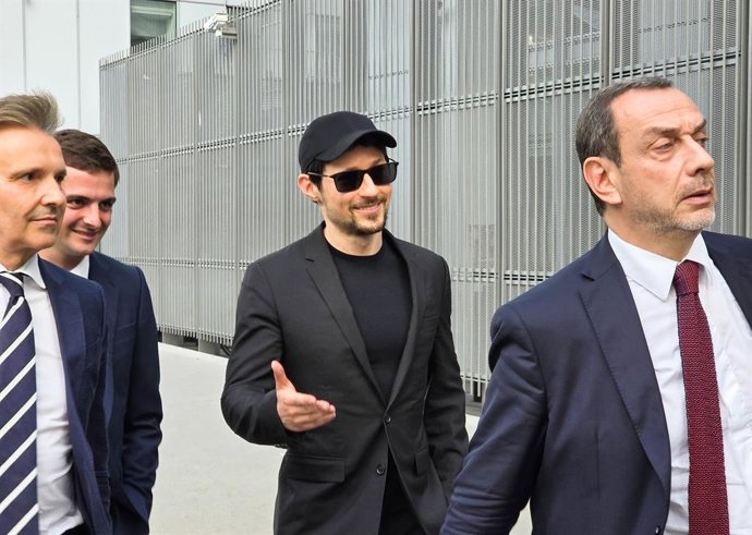 Archivo - 28 July 2025, France, Paris: Telegram co-founder Pavel Durov (2nd R) is seen after being questioned at a Paris court. Photo: Dmitry Orlov/TASS via ZUMA Press/dpa