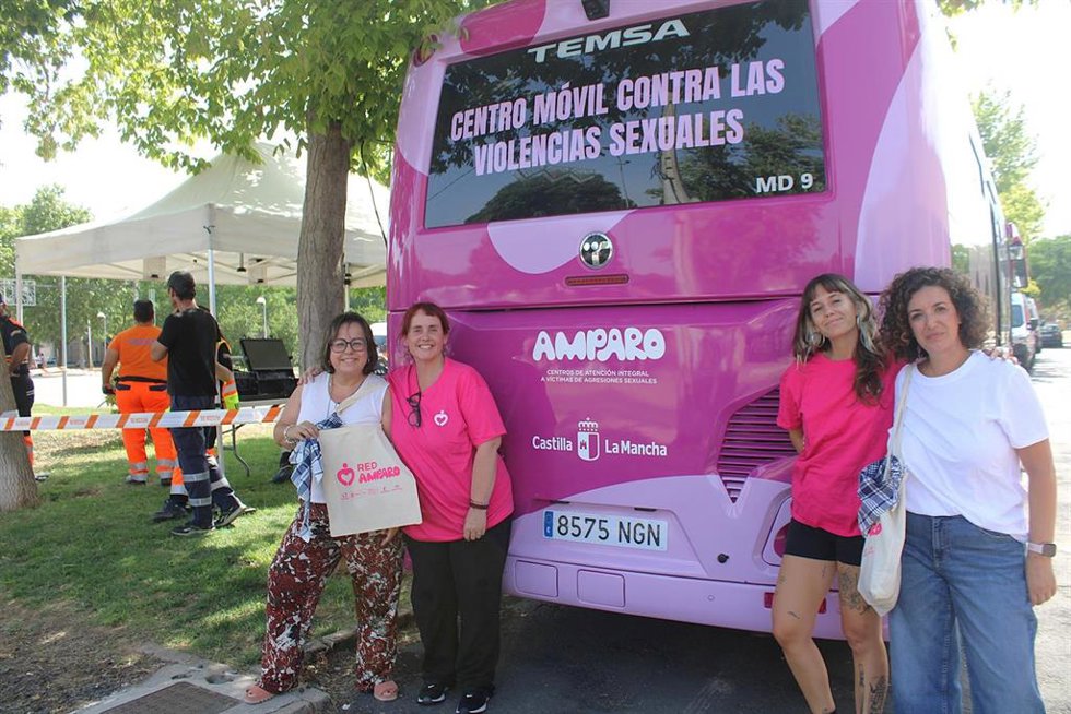Junta despliega el autobús de la Red Amparo en la Pandorga para prevenir y atender posibles casos de violencia sexual.
