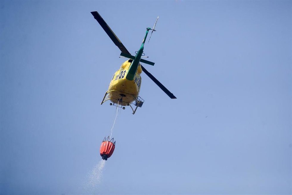 Un helicóptero trabaja en las labores de extinción del incendio forestal, a 29 de julio de 2026, en La Utrera, León, Castilla y León (España)