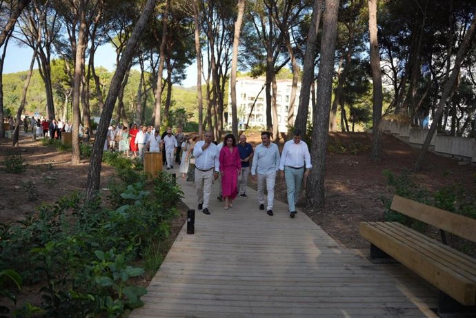 Representantes de distintas instituciones en la inauguración del nuevo bulevar de Peguera.