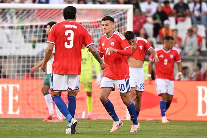 Futbol, Portugal vs Chile Partido amistoso en Portugal 2026 El jugador de Chile, Lucas Cepeda celebra con sus companeros tras marcar un gol contra Portugal, durante el partido amistoso FIFA 2026 disputado en el Estadio Nacional do Jamor  en  Oeiras,