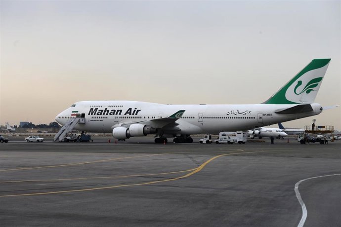 Archivo - Un avión de la aerolínea iraní Mahan Air en el aeropuerto de Mehrabad, en Teherán