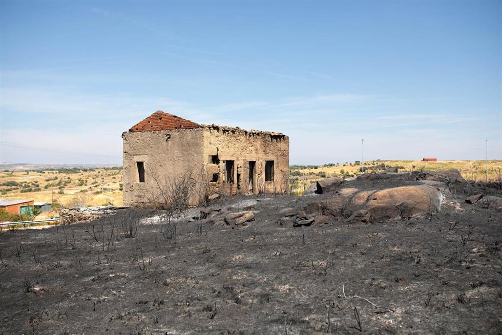 Casa quemada en un incendio forestal, a 30 de julio de 2026, en Sayago, Zamora, Castilla y León (España)