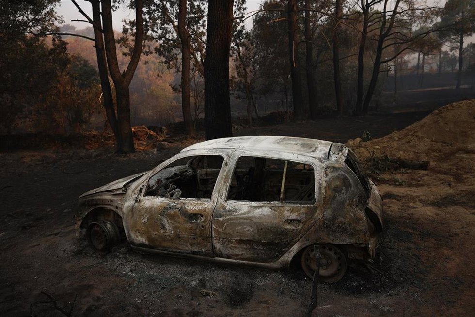 Un coche calcinado por el incendio forestal a las afueras de Casavieja, a 29 de julio de 2026, en Ávila, Castilla y León (España)