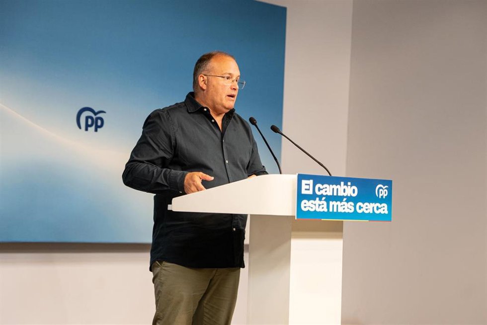El secretario general del PP, Miguel Tellado, ofrece una rueda de prensa tras una reunión de los consejeros de Medio Ambiente de las CCAA gobernadas por el PP, en la sede nacional del Partido Popular, a 30 de julio de 2026, en Madrid (España).