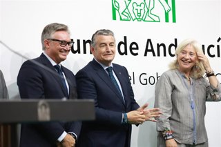 El vicepresidente primero y consejero de Presidencia, Sanidad y Emergencias, Antonio Sanz, junto con el vicepresidente segundo y consejero de Turismo, Justicia, Desregulación y Administración Local, Manuel Gavira, durante la toma de posesión. 