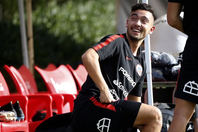 ******COBERTURA ESPECIAL, DISPONIBLE SOLO PARA CLIENTES ESPECIALMENTE ABONADOS******* Futbol, entrenamiento de la seleccion chilena en el hotel Principe Felipe El jugador de la seleccion chilena Niklas Castro es fotografiado durante el entrenamiento