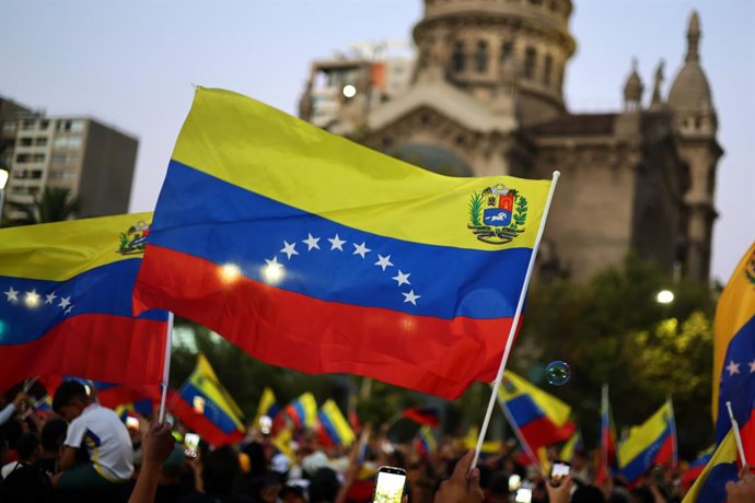 Santiago,  3 de Enero 2026.  Concentracion de Venezolanos en el Parque Almagro luego de la intervencion americana en el país caribeno  Javier Torres/Aton Chile