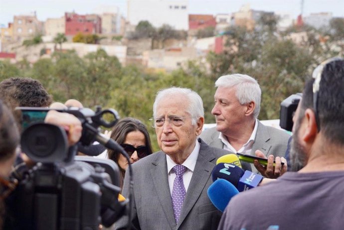 Archivo - El presidente de la Ciudad Autónoma de Melilla, Juan José Imbroda, atiende a los medios en una imagen de archivo