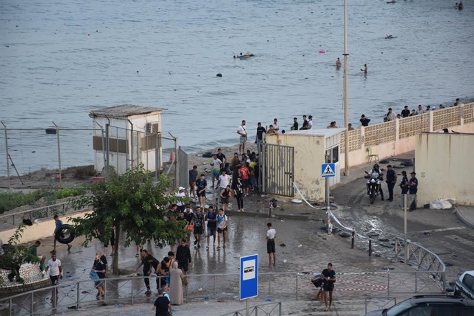 Várias pessoas chegam à Espanha vindas do Marrocos, em 30 de julho de 2026, em Ceuta (Espanha). Centenas de pessoas de origem magrebina cruzaram hoje, ao longo do dia, de Ceuta vindo do Marrocos, a nado e pelo quebra-mar. Na última semana, elas fizeram o 