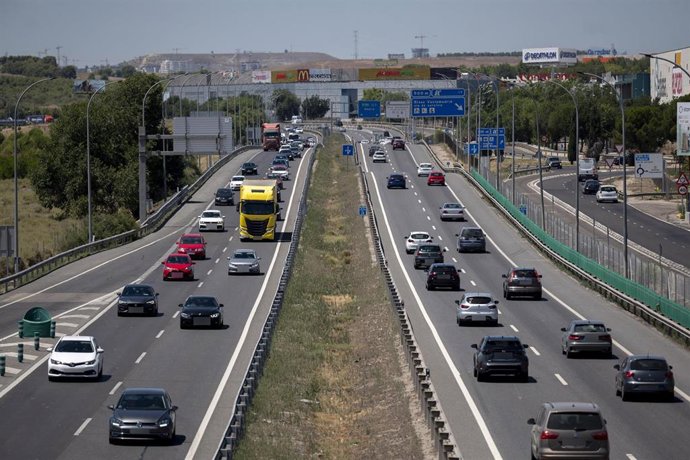 Decenas de vehículos, durante la segunda operación salida del verano 2026, en la carretera A-3, a 17 de julio de 2026, en Madrid (España). La segunda operación salida del verano, llamada por la DGT ‘Operación Especial 1 de agosto’, se desarrolla entre el 