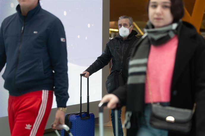 Archivo - Varias personas con mascarilla el día que comienza la huelga de los trabajadores de handling de Iberia, en el aeropuerto Adolfo Suárez Madrid-Barajas