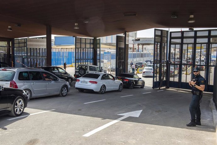 Archivo - Varios vehículos en el paso de Beni-Enzar, a 14 de junio de 2024, en Melilla (España). El Ministerio del Interior ha implantado un nuevo sistema de control de personas en la frontera de Melilla y Marruecos a través del reconocimiento facial, den