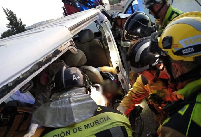 Dos fallecidos y cinco heridos al colisionar una motocicleta y una furgoneta en la A-7, en Alcantarilla