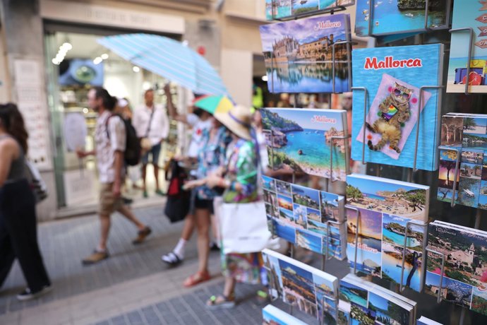 Archivo - Un quiosco mientras varias personas marchan desde la Plaça de la Porta Pintada a la Llotja de Palma para protestar contra el turismo masivo en Mallorca, a 12 de julio de  2024, en Palma de Mallorca, Mallorca, Baleares (España).