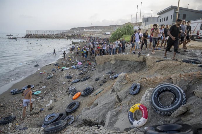 Dezenas de migrantes comemoram ter cruzado a fronteira entre Ceuta e o Marrocos, em 31 de julho de 2026, em Madri (Espanha). Muitas pessoas continuavam entrando em Ceuta vindas do Marrocos de forma descontrolada ao anoitecer desta quinta-feira, 30 de julh