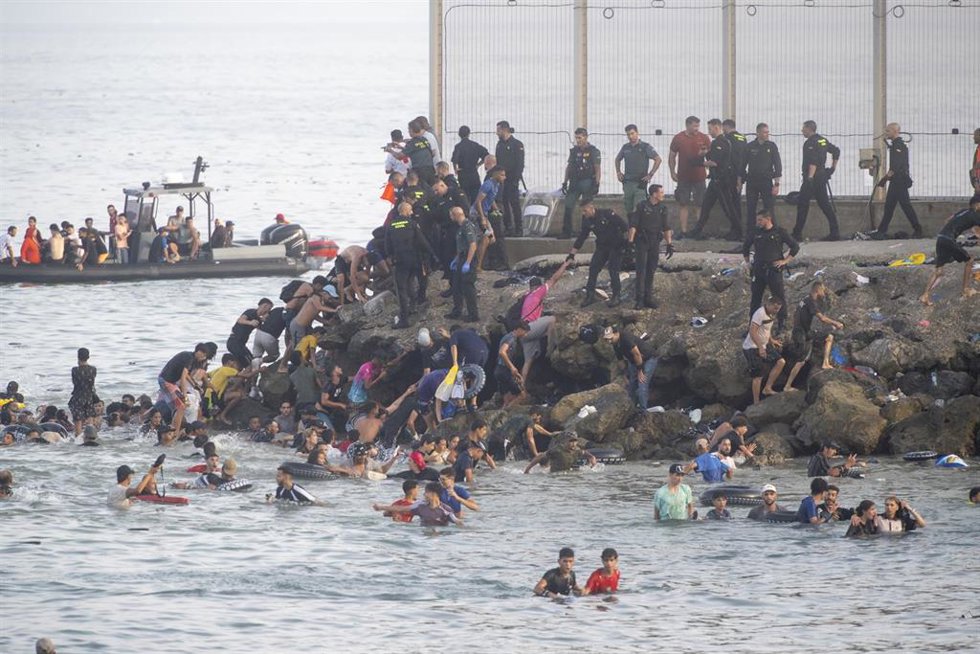 El flujo de personas entrando sin control en Ceuta desde Marruecos continúa por la noche