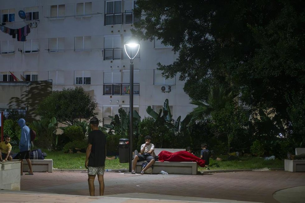 Decenas de migrantes que han pasado la frontera entre Ceuta y Marruecos pasan la noche en la calle, a 31 de julio de 2026, en Madrid (España). Numerosas personas seguían entrando en Ceuta desde Marruecos de forma incontrolada al caer la noche de este juev