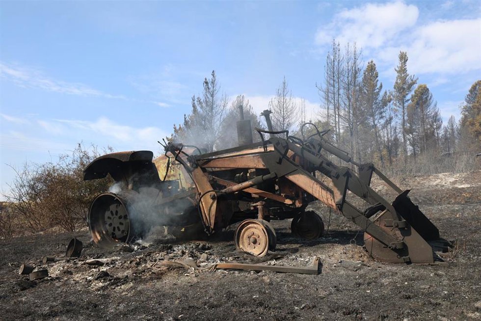 Máquina excavadora quemada en un incendio forestal, a 30 de julio de 2026, en Castro del Condado, León, Castilla y León (España).