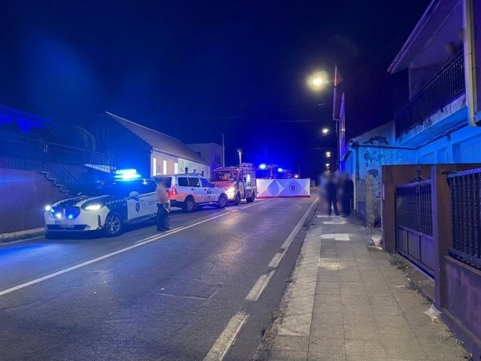 Efectivos desplazados hasta un accidente de tráfico que se saldó con la muerte de un joven, en A Pobra do Caramiñal (A Coruña), a 31 de julio de 2026.