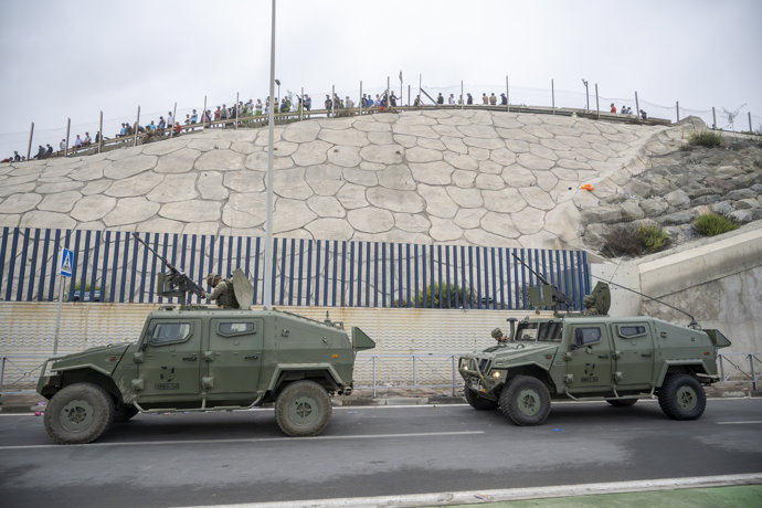 Coches del ejército vigilan la frontera, a 31 de julio de 2026, en Ceuta (España).
