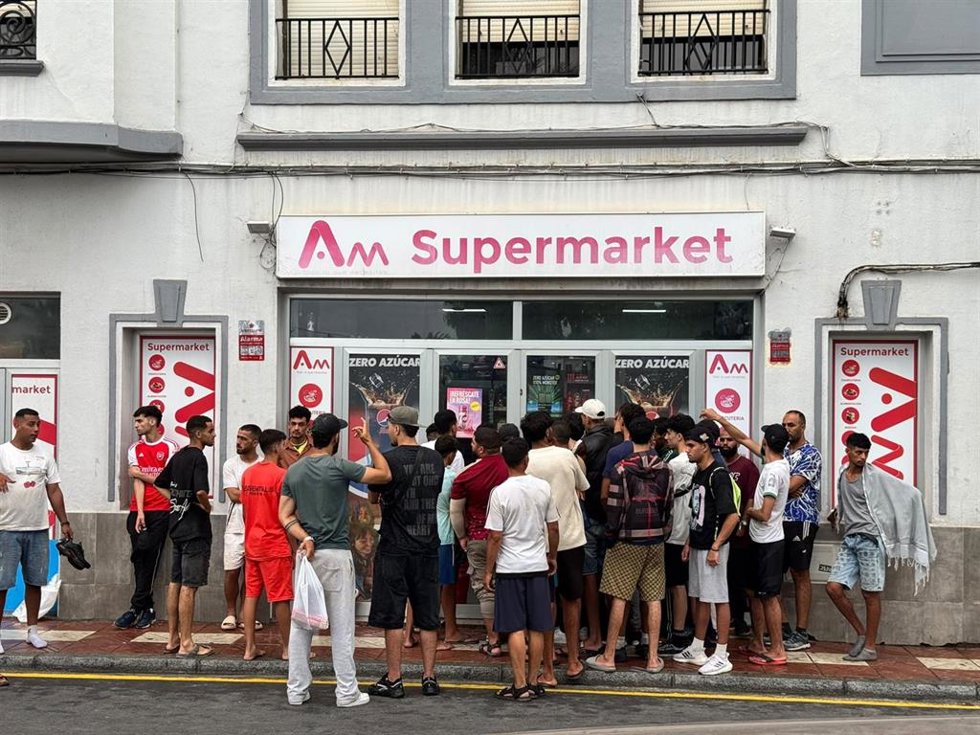 Largas colas de migrantes a la entrada de supermercados en Ceuta