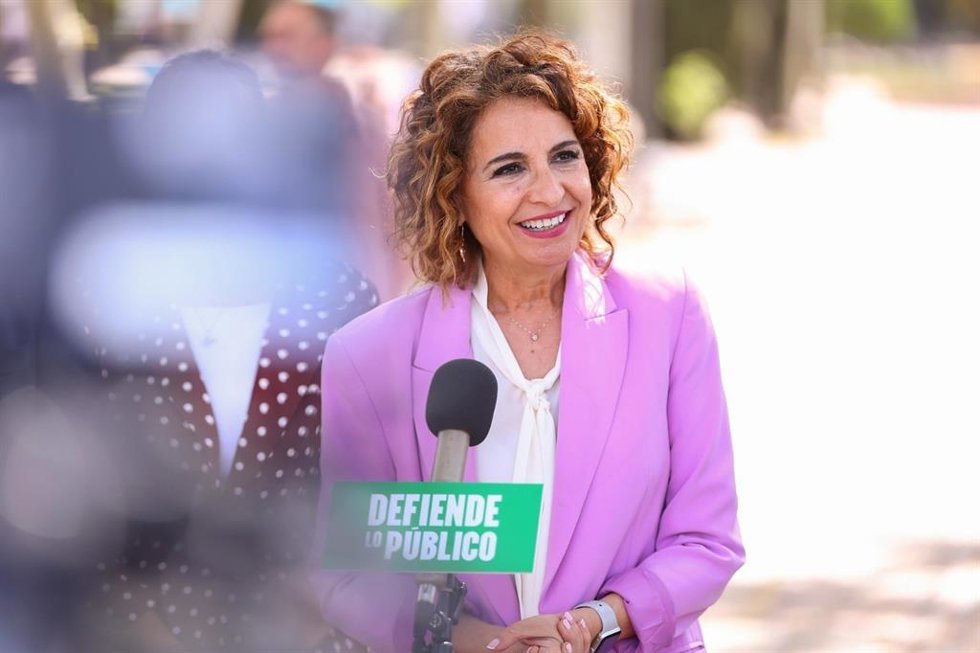 Archivo - La secretaria general del PSOE-A, María Jesús Montero, atiende a los medios en Pozoblanco (Córdoba). (Foto de archivo).