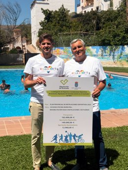El diputado provincial de Deportes e Instalaciones Deportivas, Eric Escobedo, y el alcalde de Válor, Juan Antonio Sánchez.