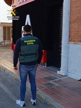 Un agente de la Guardia Civil durante la investigación en Almería.
