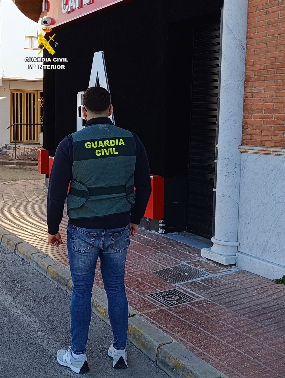Un agente de la Guardia Civil durante la investigación en Almería.