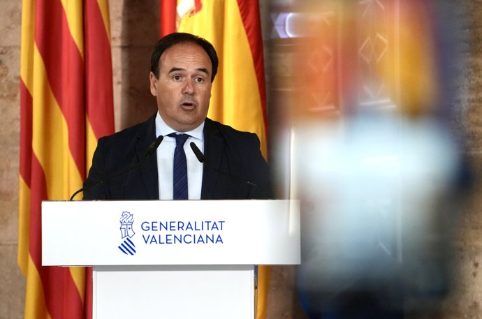 El presidente de la Generalitat Valenciana, Juanfran Pérez Llorca, comparece para informar de las ayudas para paliar las consecuencias del incendio de La Vall d'Uixó, en el Palau de la Generalitat Valenciana, a 31 de julio de 2026, en Valencia, 