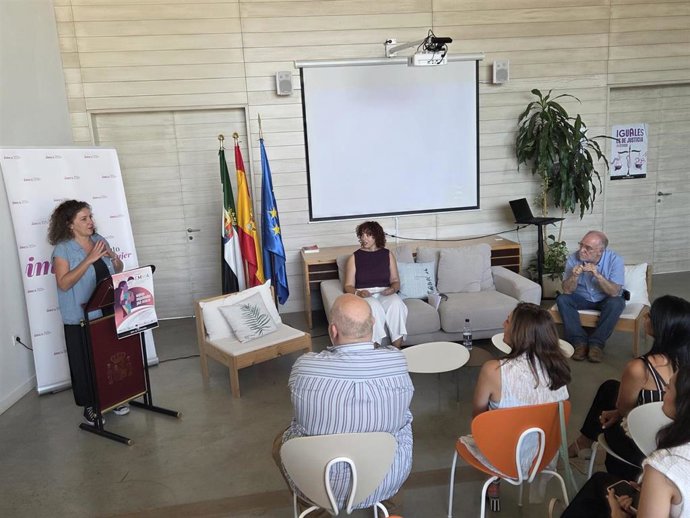 La directora general del IMEX, Estefanía Rodríguez, presenta el proyecto 'EMMA
