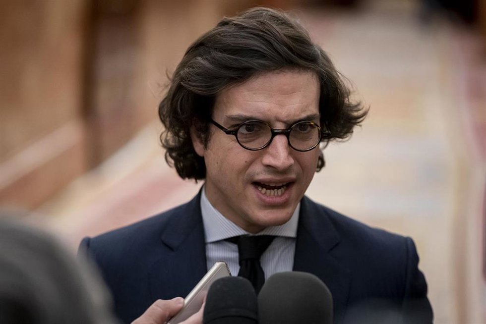 Archivo - El portavoz adjunto de VOX en el Congreso, José María Figaredo, atiende a medios durante una sesión plenaria, en el Congreso de los Diputados, a 21 de febrero de 2023, en Madrid (España).