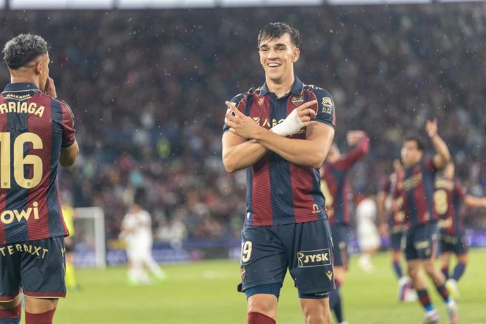 Archivo - El exfutbolista del Levante UD Carlos Espí celebrando su gol contra el RCD Mallorca de LaLiga EA Sports. 