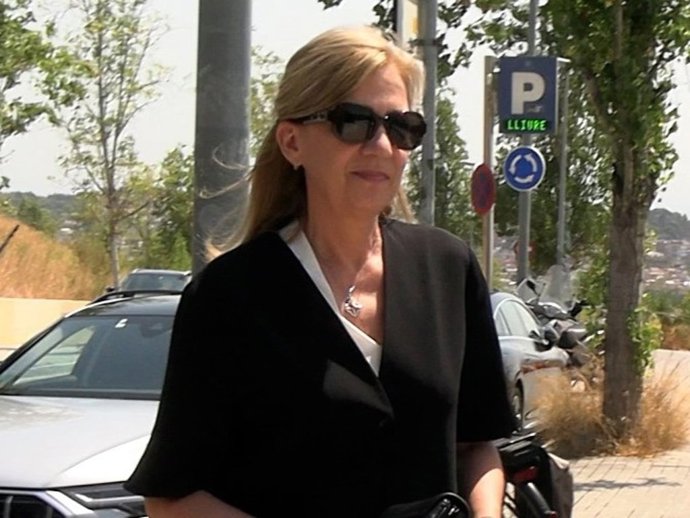 La infanta Cristina despide a Josep Vilarasau mientras el Rey Juan Carlos I está muy presente con un significativo gesto