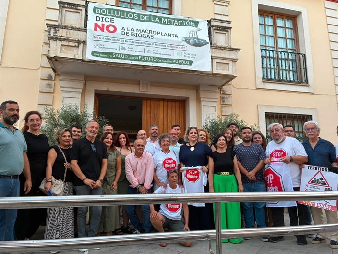 El dirigente del PSOE de Sevilla Rafael Recio participa, en Bollullos, en una concentración en protesta, por la macroplanta de biogás proyectada en Benacazón