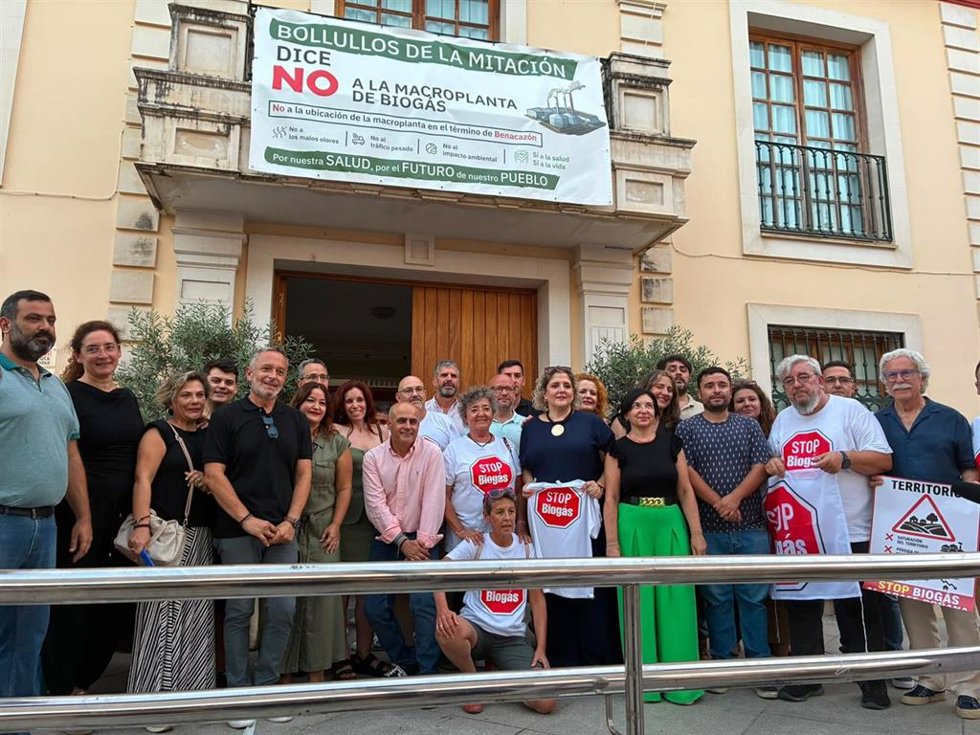 El dirigente del PSOE de Sevilla Rafael Recio participa, en Bollullos, en una concentración en protesta, por la macroplanta de biogás proyectada en Benacazón