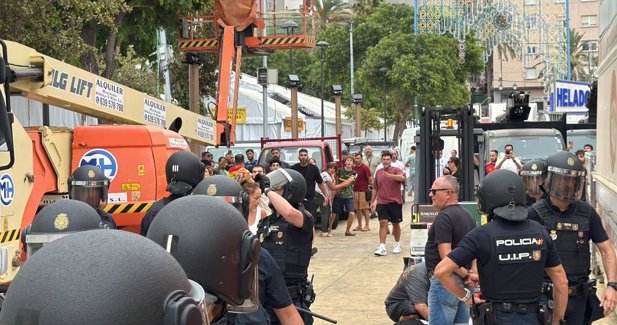 Sánchez llega al helipuerto de Ceuta entre insultos y enfrentamientos de manifestantes con la Policía