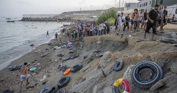 Farage pide "despertar" ante la crisis en Ceuta y la achaca a la política migratoria de España