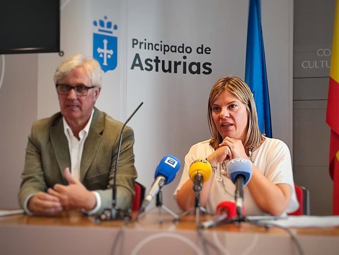 La vicepresidenta del Gobierno asturiano, Gimena Llamedo, y el director general de reto demográfico, Marcos Niño, en rueda de prensa.