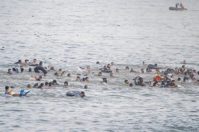 Varios migrantes en el agua tratan de traspasar la frontera entre Ceuta y Marruecos, a 31 de julio de 2026.