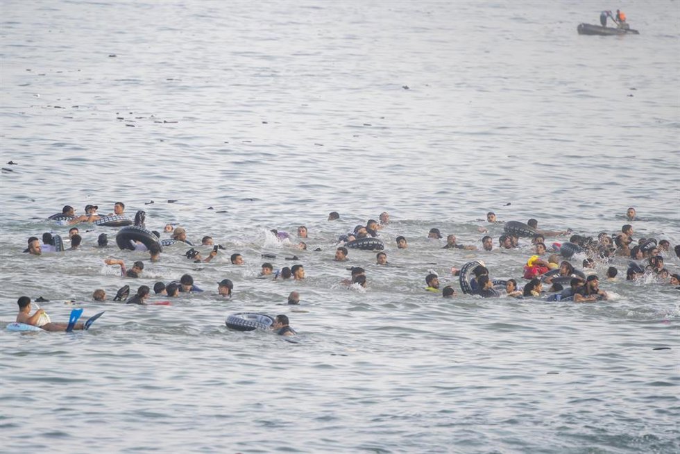Varios migrantes en el agua tratan de traspasar la frontera entre Ceuta y Marruecos, a 31 de julio de 2026.