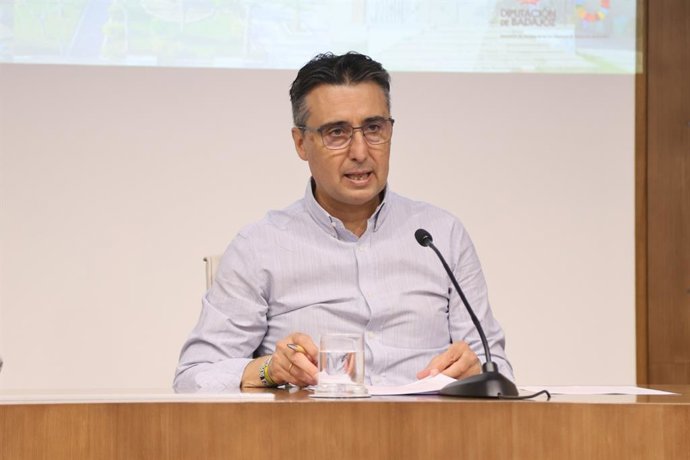 El vicepresidente primero de la Diputación de Badajoz, Juan María Delfa, presenta el Plan de Inversiones para Entidades Locales menores